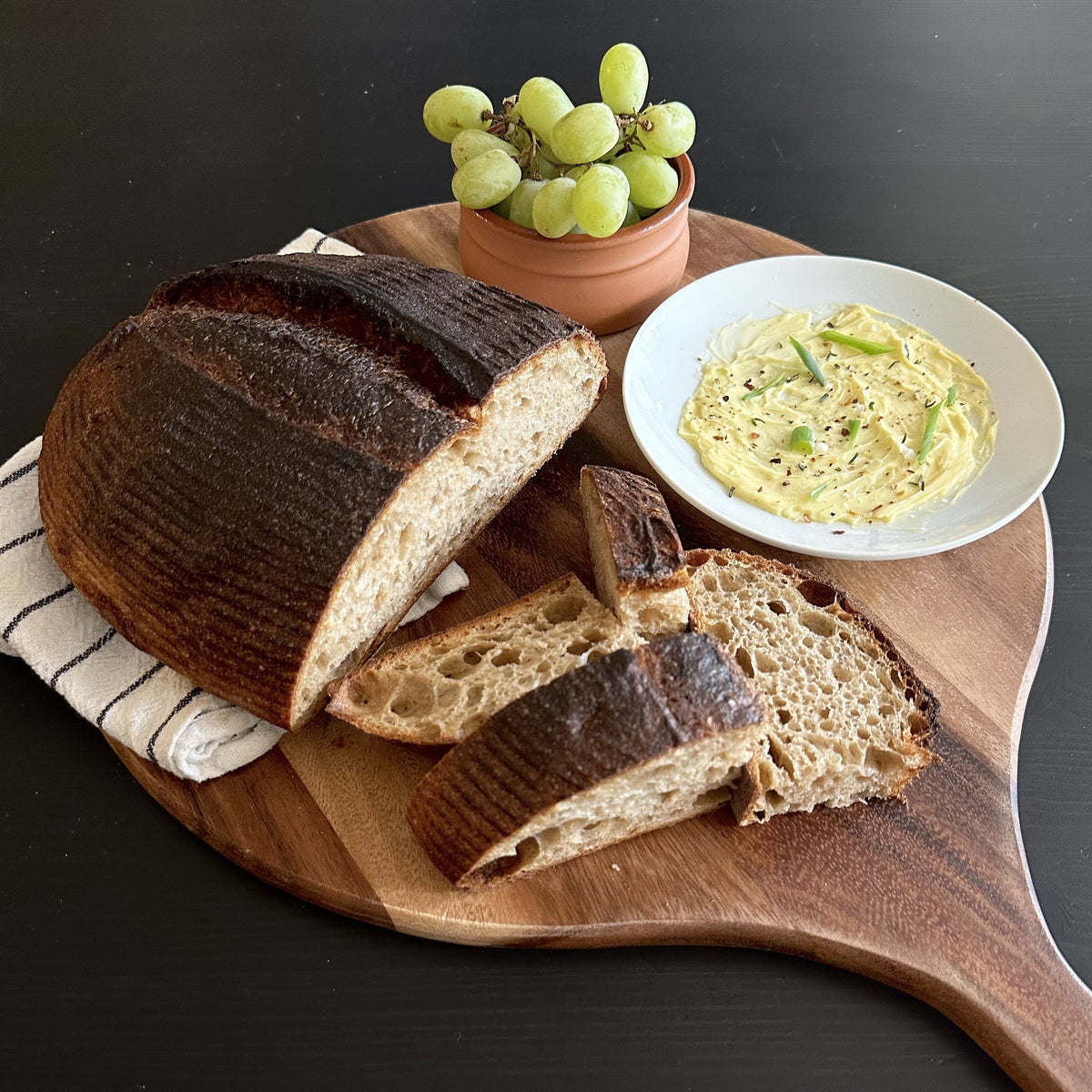 Kalmar Home Round Cutting / Charcuterie Board