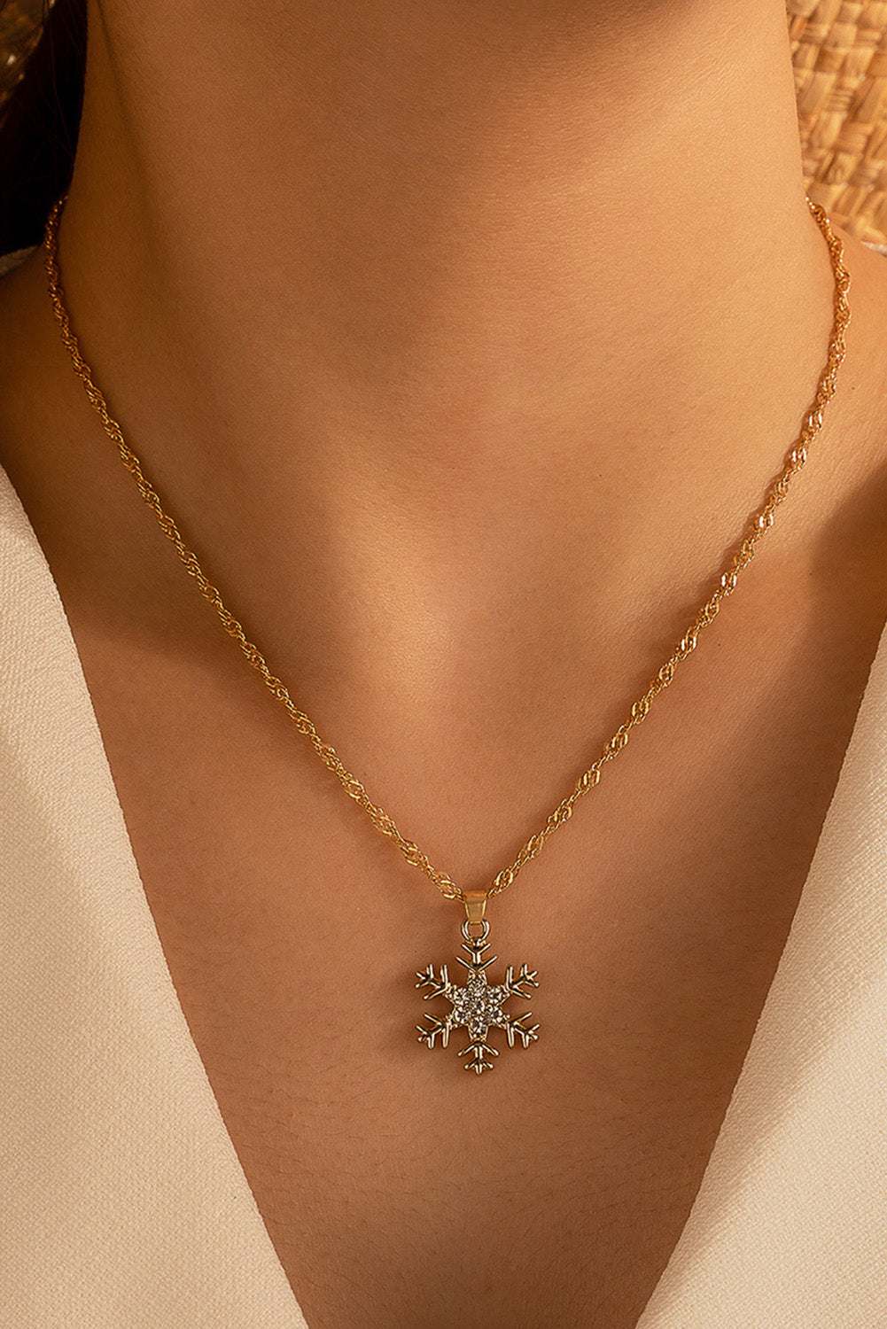 Threaded Pear Kelsey Snowflake Christmas Fashion Necklace