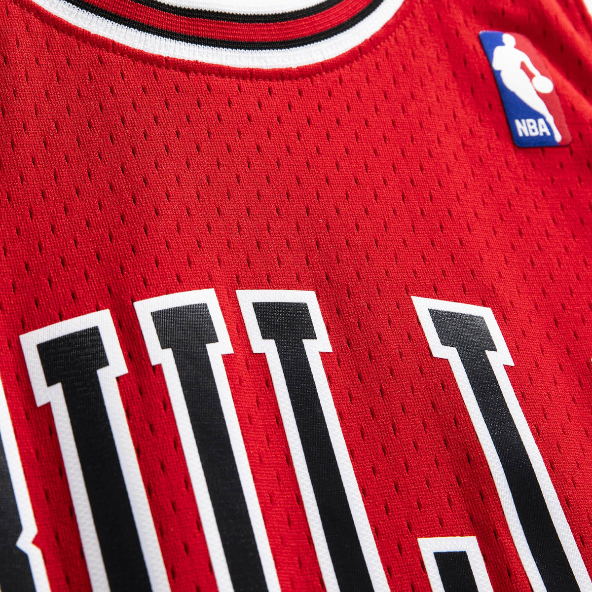 Mitchell & Ness Men's NBA Swingman Jersey - Bulls 97 Toni Kukoc