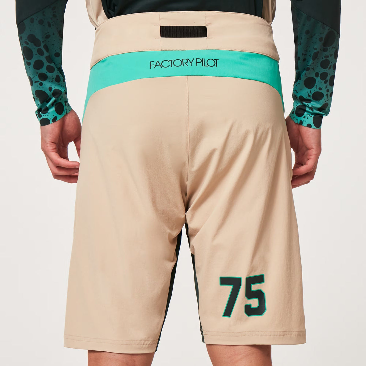 Oakley Men's Seeker '75 Short - Humus