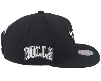 Mitchell & Ness Men's NBA Evergreen Black White Snapback Bulls Snapback Caps