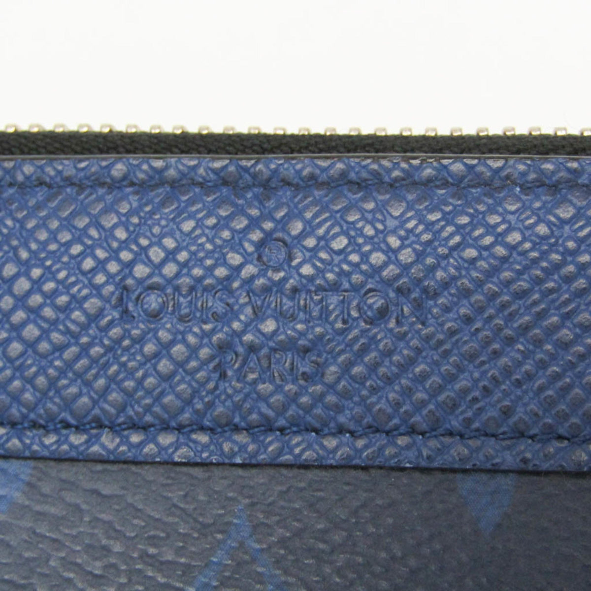 Louis Vuitton Taiga · Pochette Discovery PM