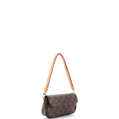 Ivy Wallet on Chain Monogram Canvas