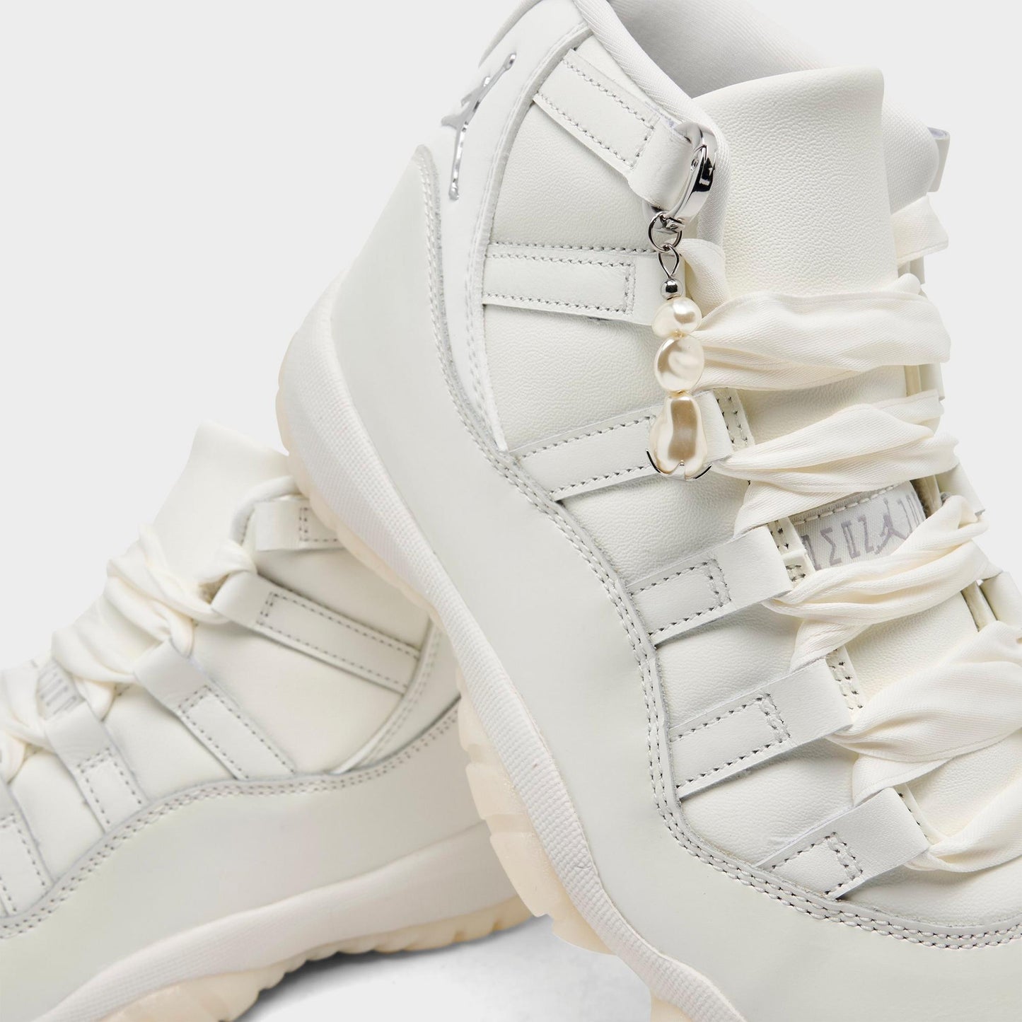 [ar0715-110] Womens Air Jordan Retro 11 'pearl'