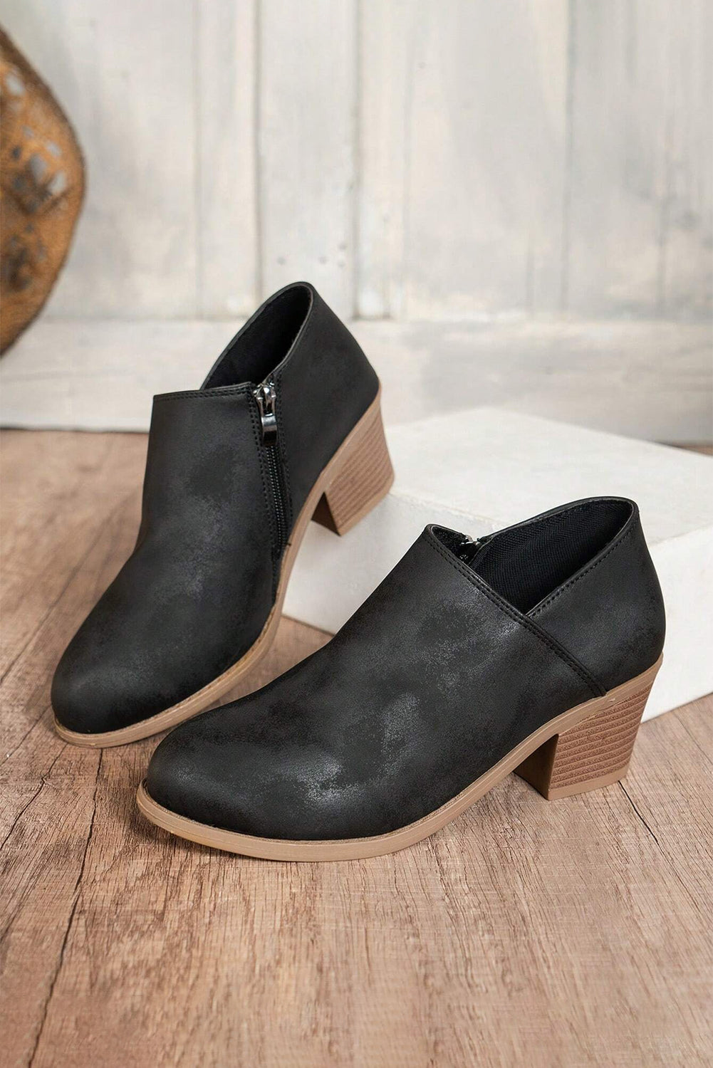 Threaded Pear Tulip Opening Suede Ankle Boots
