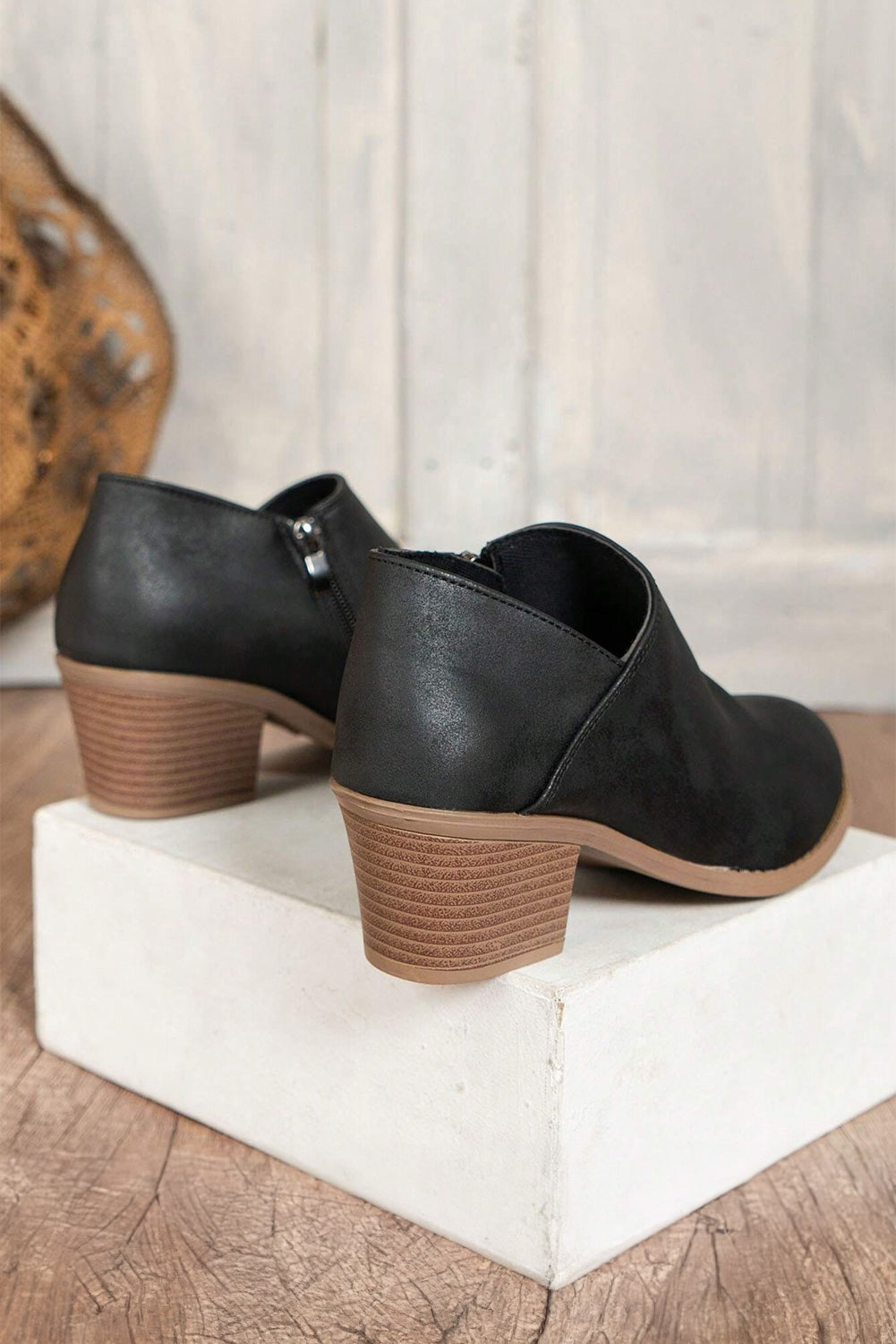 Threaded Pear Tulip Opening Suede Ankle Boots