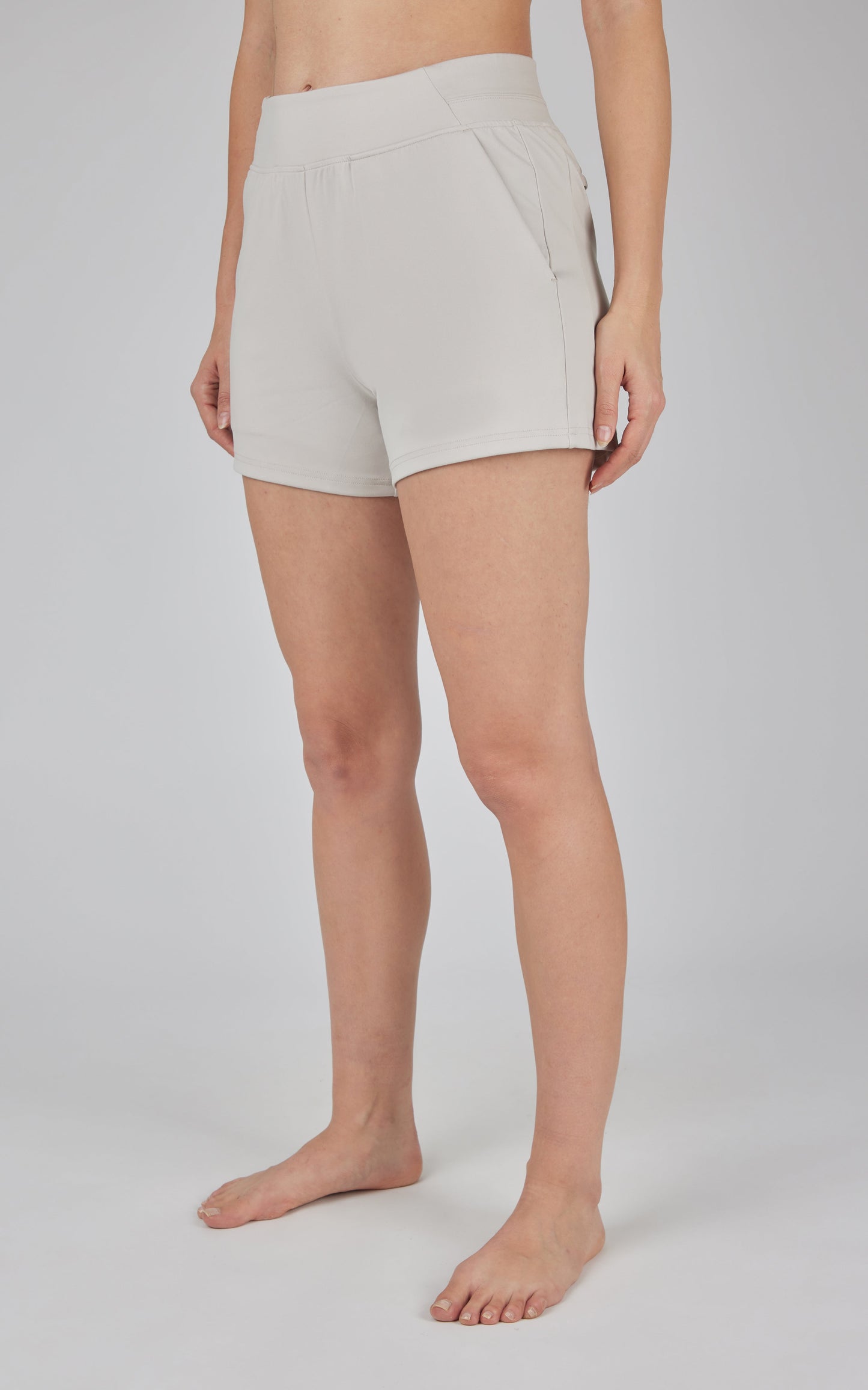 Lux Clean Front Multi Pocket 4" Short