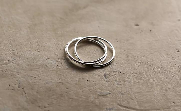 Mint & Lily Dainty Interlocking Fidget Ring