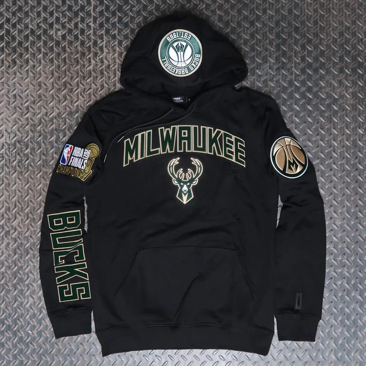 Pro Standard Milwaukee Bucks Stacked Logo Men's Pullover Hoodie — Black