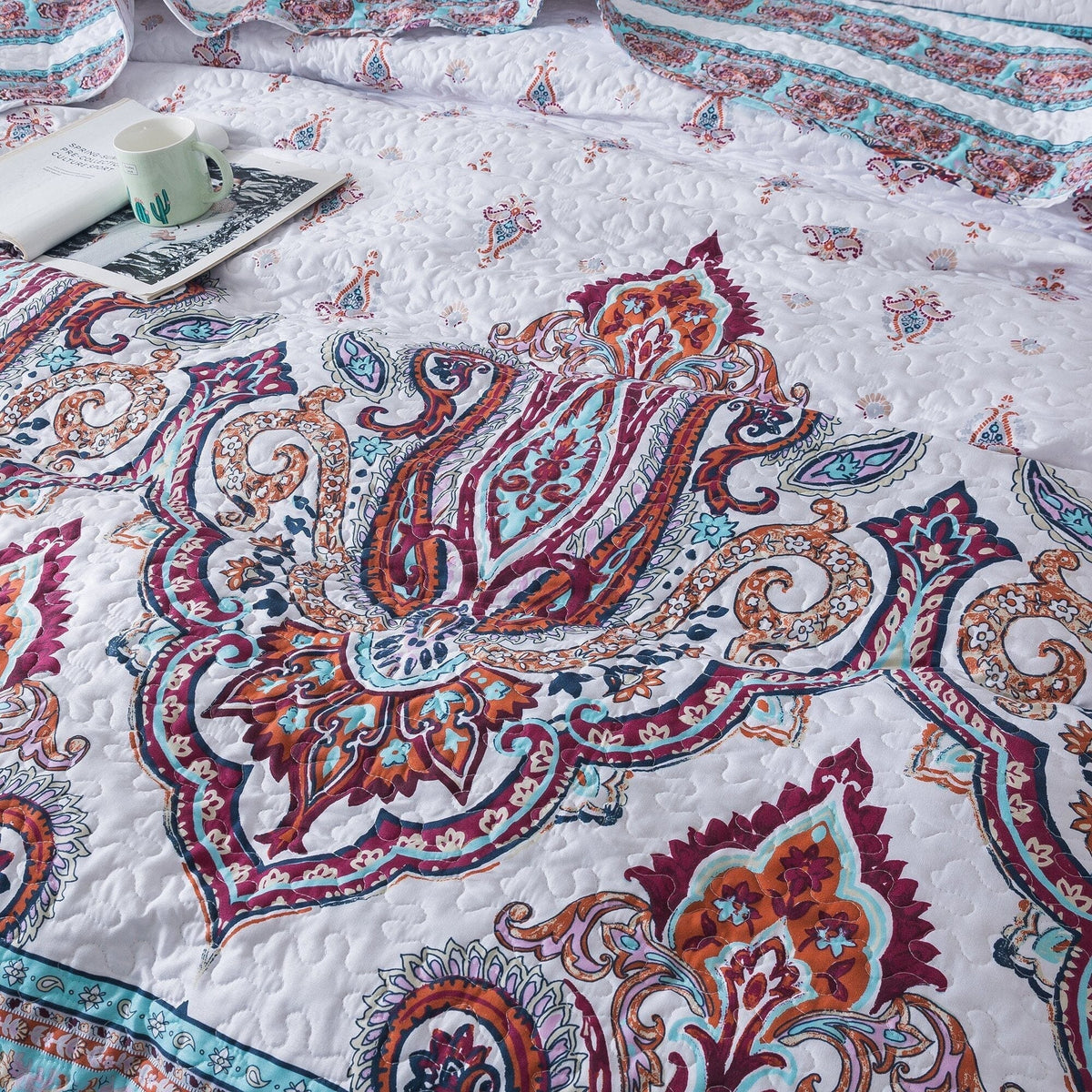 DaDa Bedding White Blue Floral Paisley Quilt Set