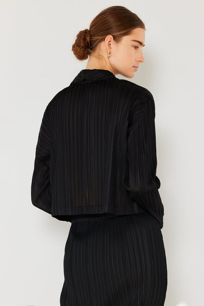Marina West J03CR Pleated Cropped Button-Up Top
