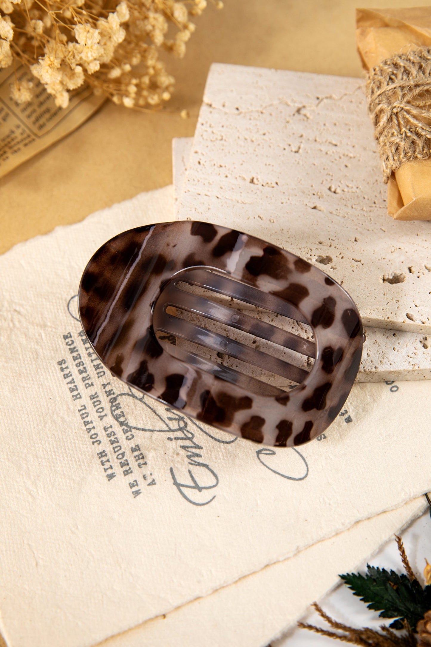 Threaded Pear Robin Oval Hair Claw Clip