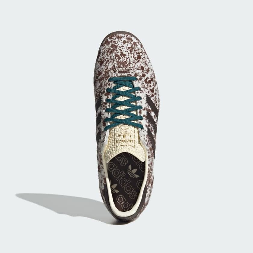Off White / Dark Brown / Rich Green-