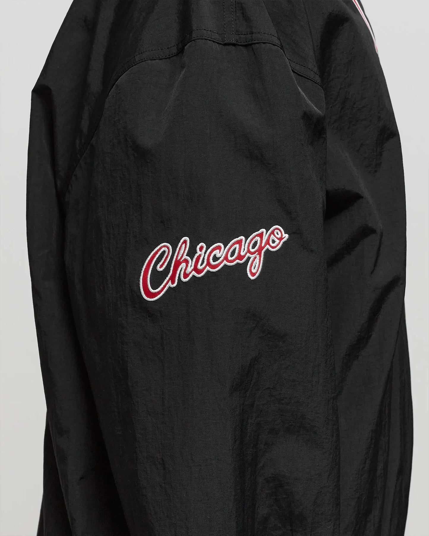 Mitchell & Ness Men's NBA Classic Nylon Pullover Vintage Logo Bulls