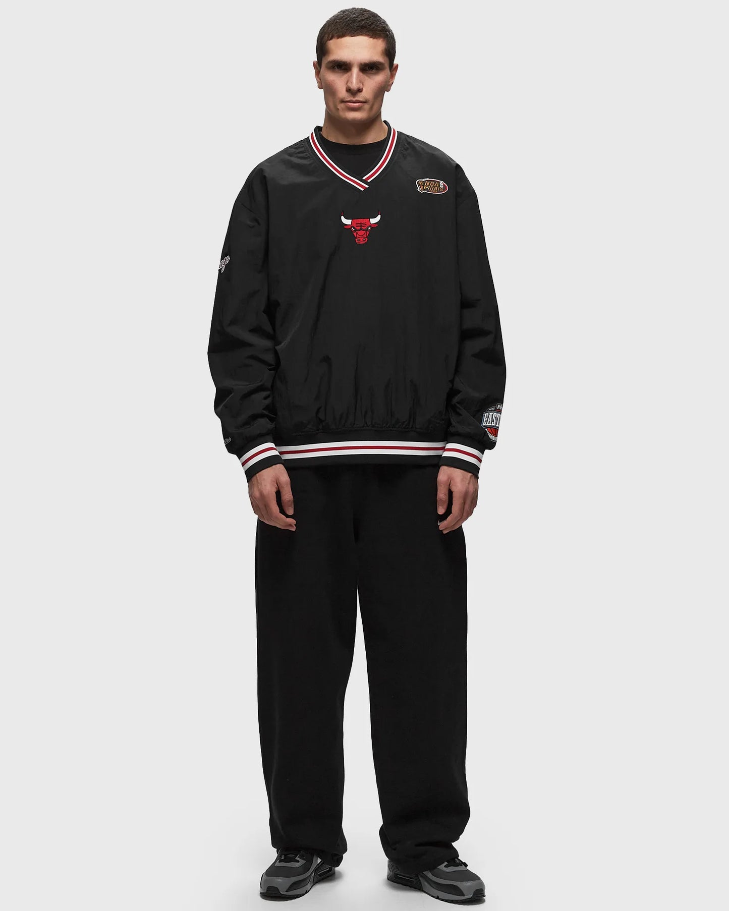 Mitchell & Ness Men's NBA Classic Nylon Pullover Vintage Logo Bulls