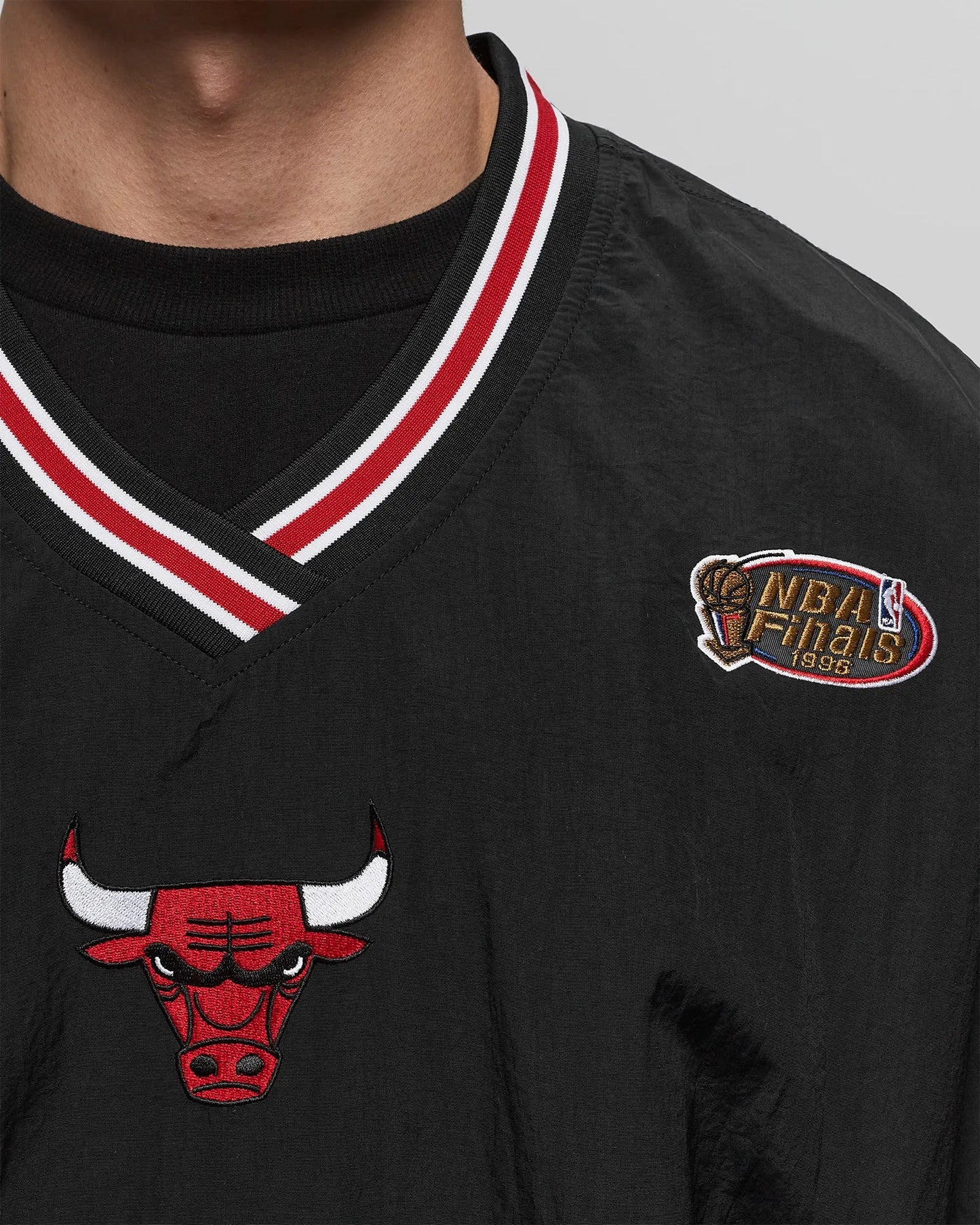 Mitchell & Ness Men's NBA Classic Nylon Pullover Vintage Logo Bulls