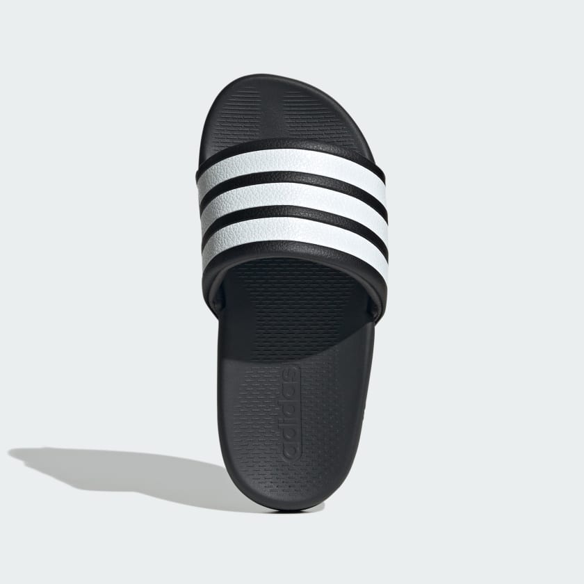 Core Black / Cloud White / Carbon-