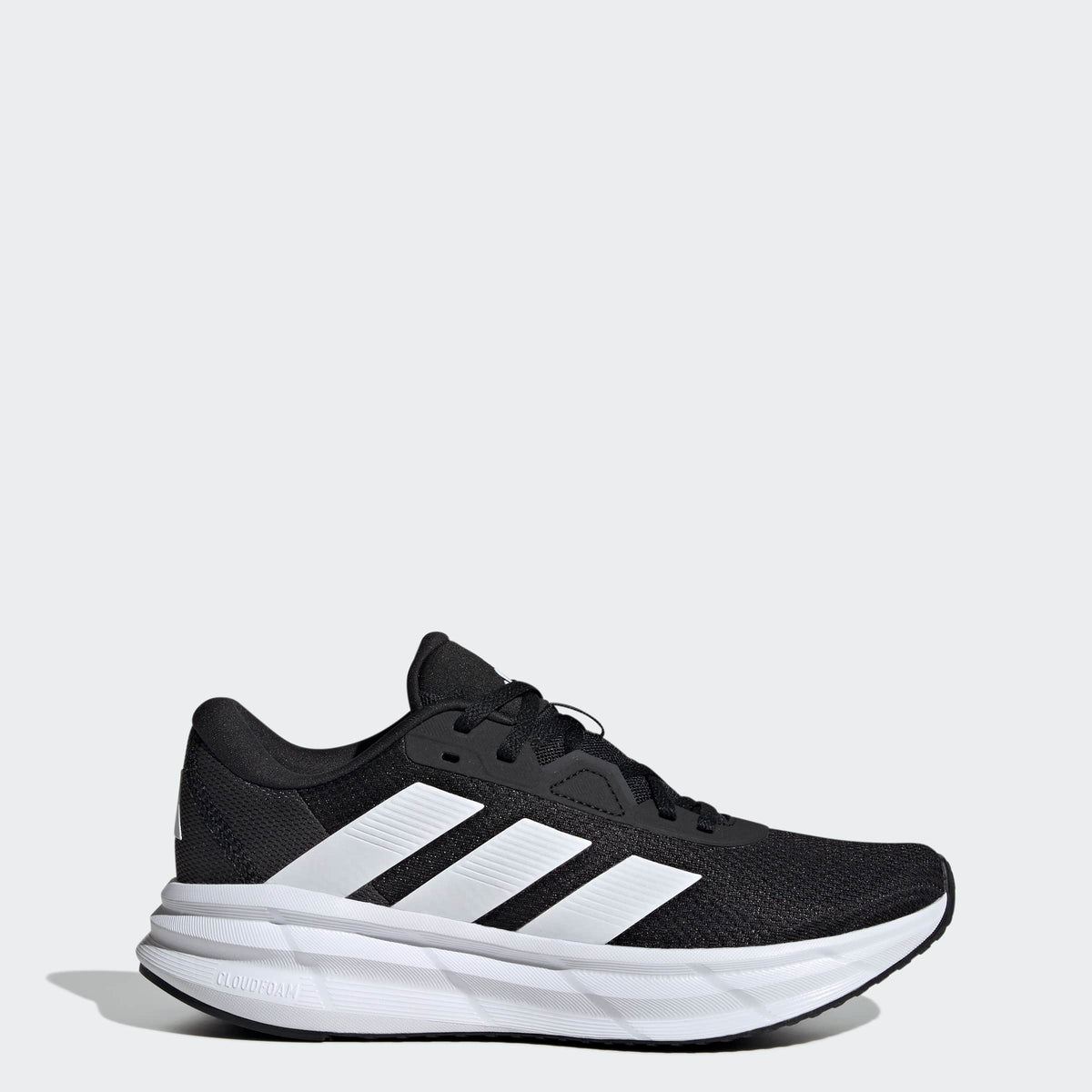 Core Black / Cloud White / Carbon-