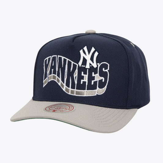 Men's Mitchell & Ness MLB Wavy Pro Snapback Yankees