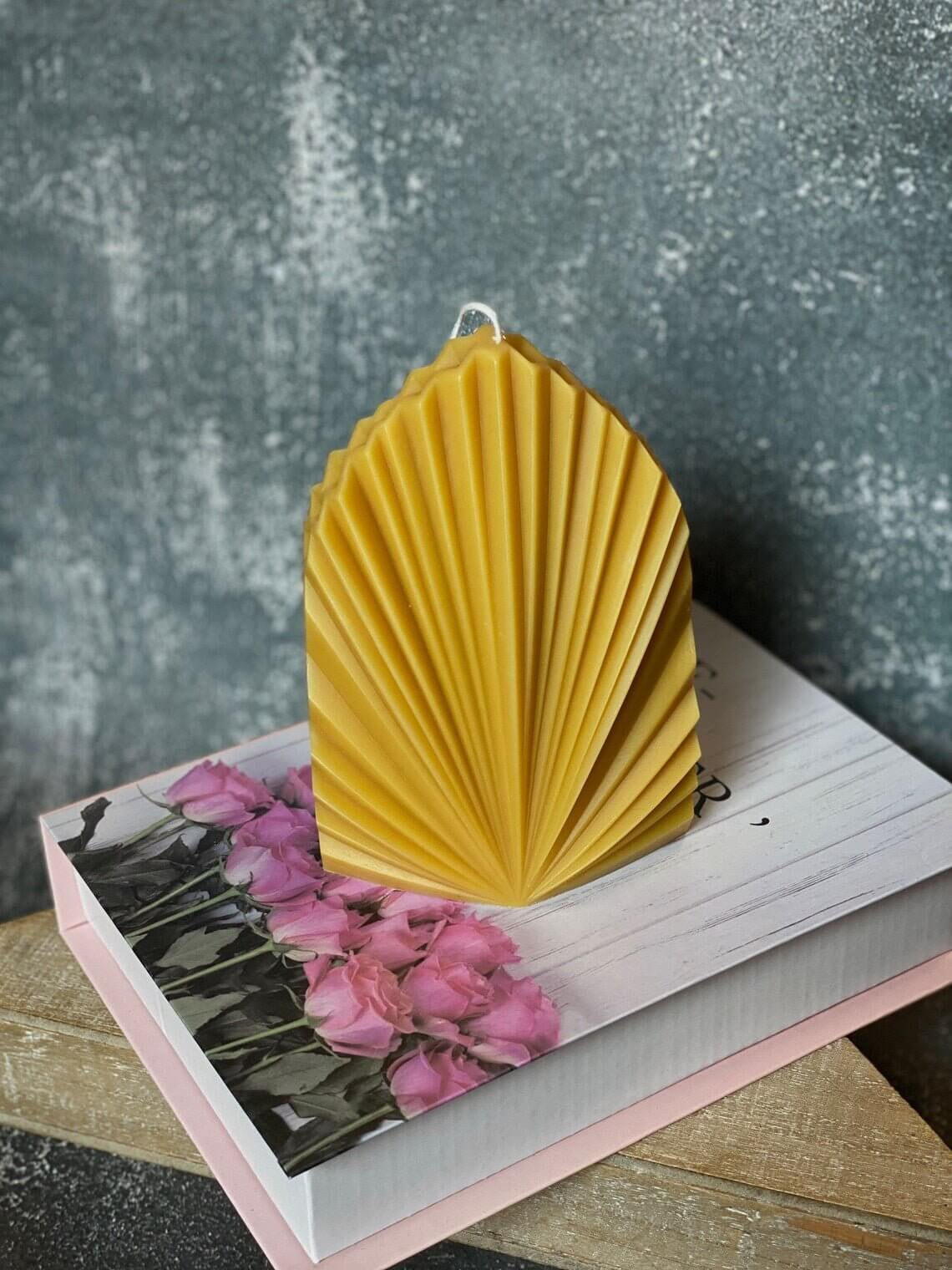 Palm Leaf Soy Wax Candle – Minimalist Design for Modern Spaces