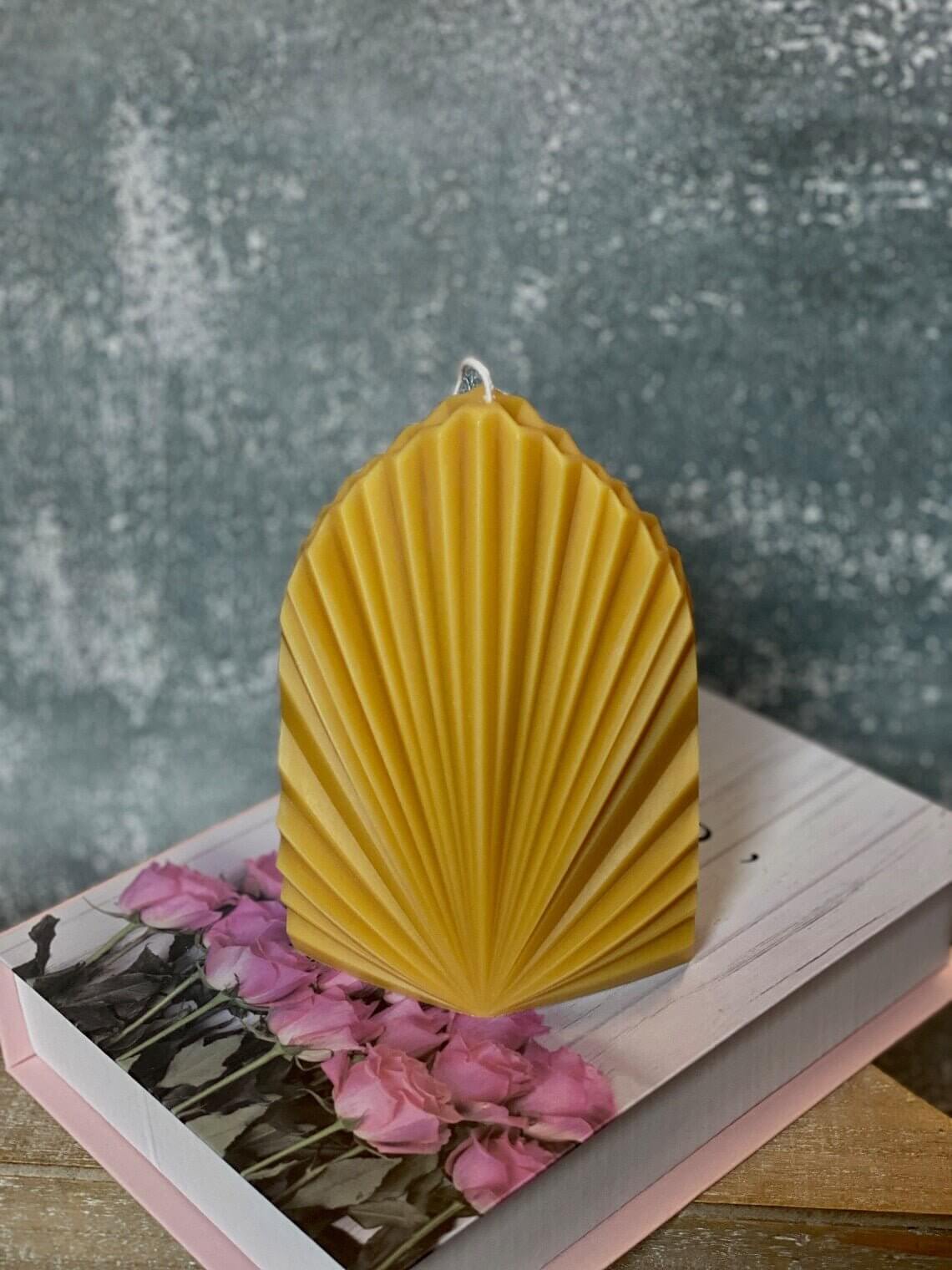 Minimalist Palm Leaf Soy Wax Candle – Elegant and Simple Decor