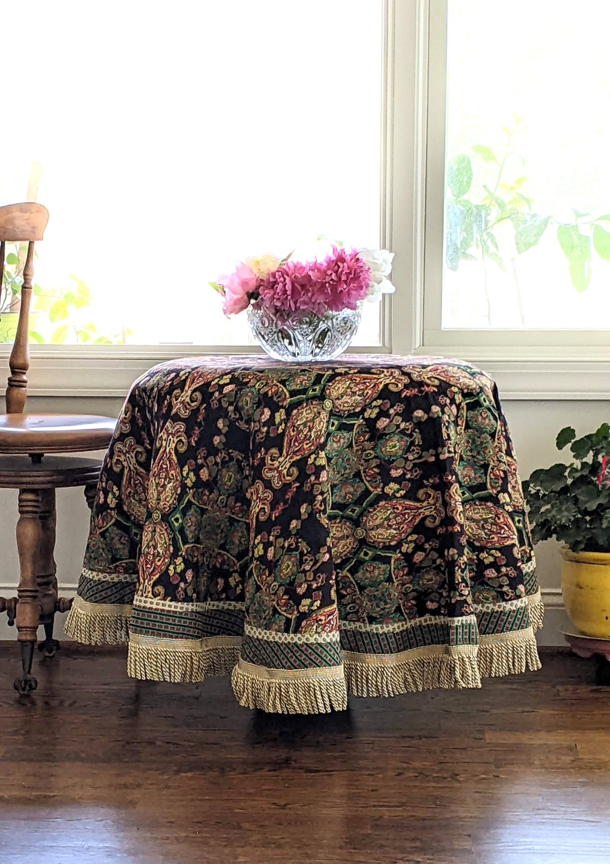 Tache Elegant Black Ornate Paisley Woven Tapestry Tablecloth (18192)