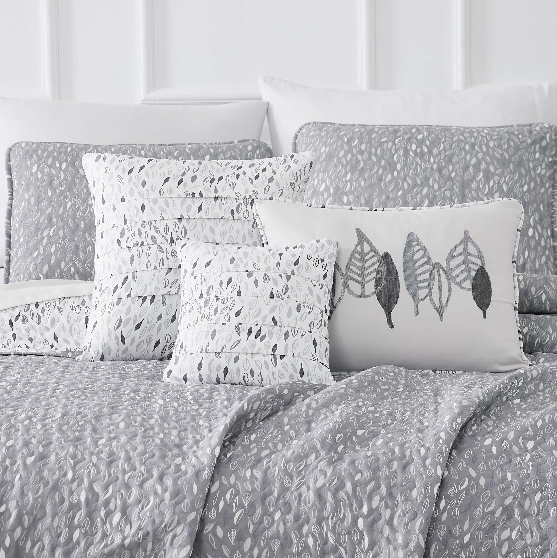 Botanical leaves Grey-