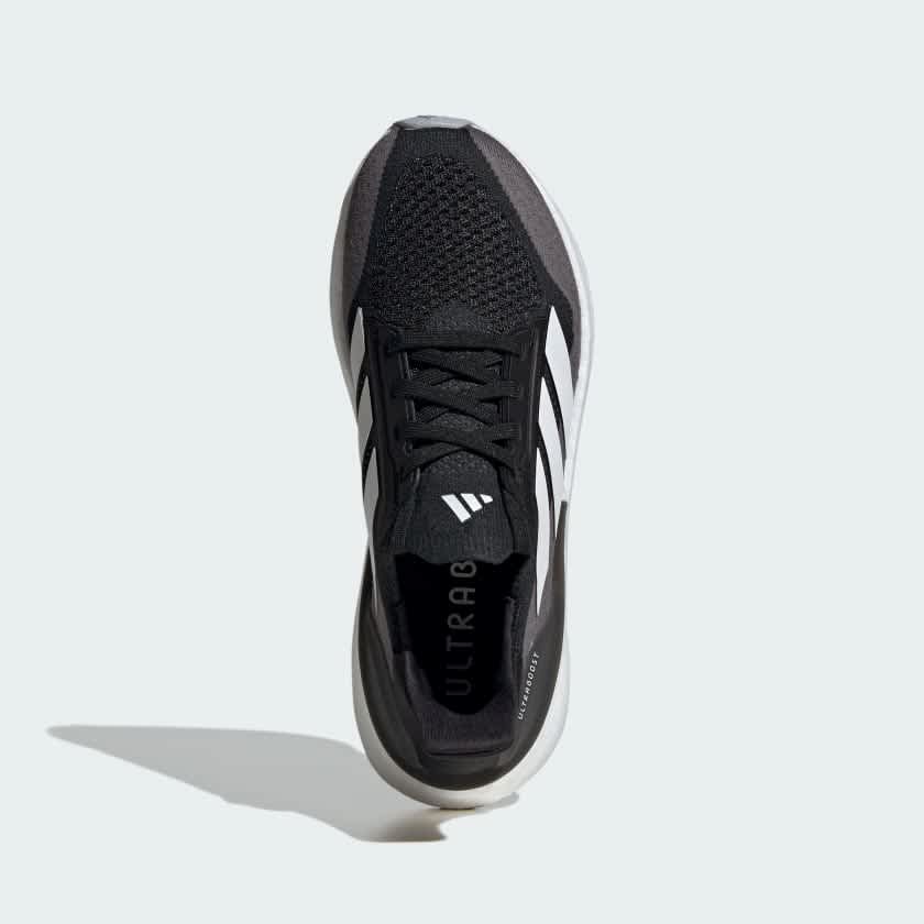 Core Black / Cloud White / Carbon-