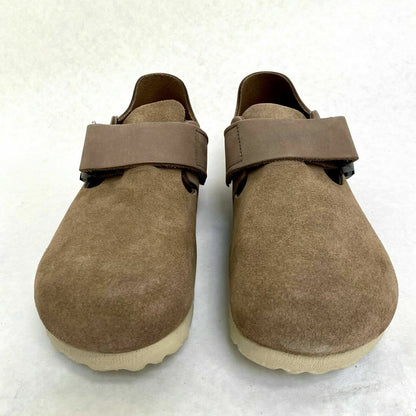 Taupe-