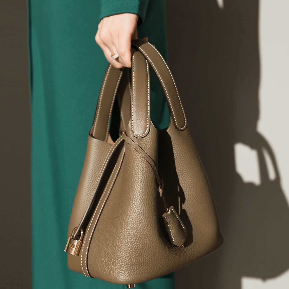 Taupe-