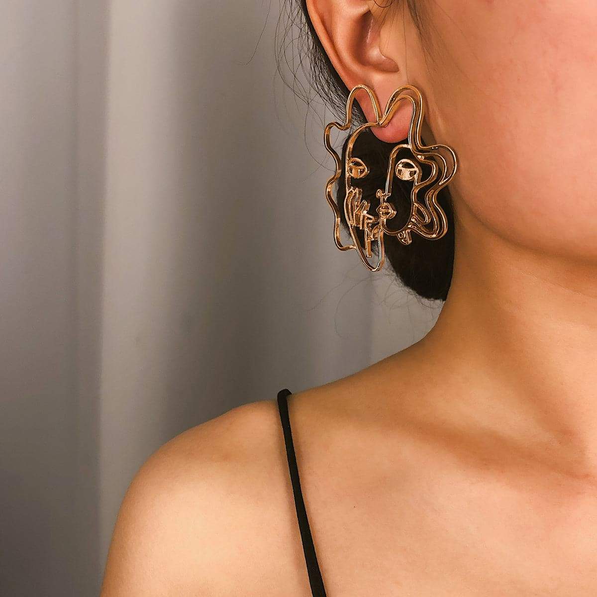 Goldtone Woman Filigree Drop Earrings