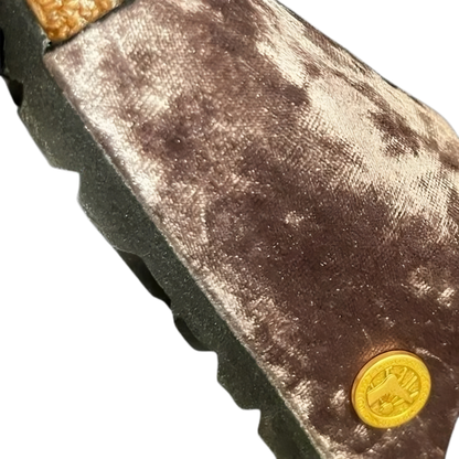 Taupe-