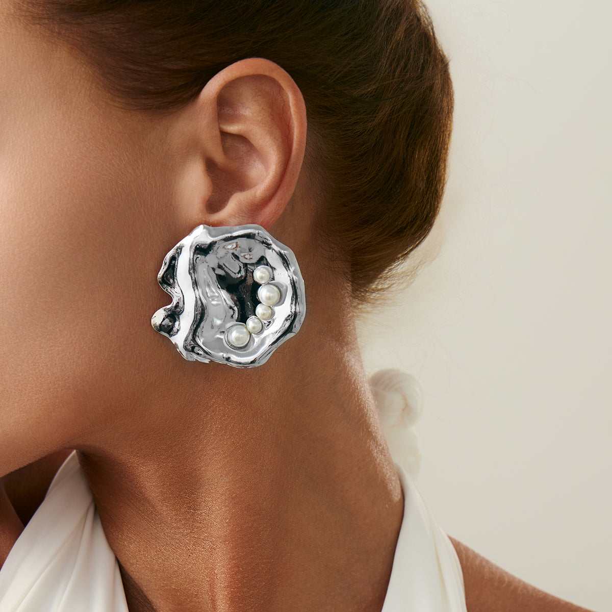 Pearl & Silvertone Wrinkled Round Stud Earring