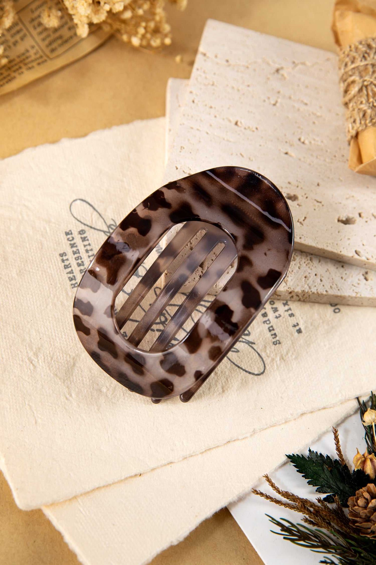 Robin Oval Hair Claw Clip - Smoke Gray / ONE